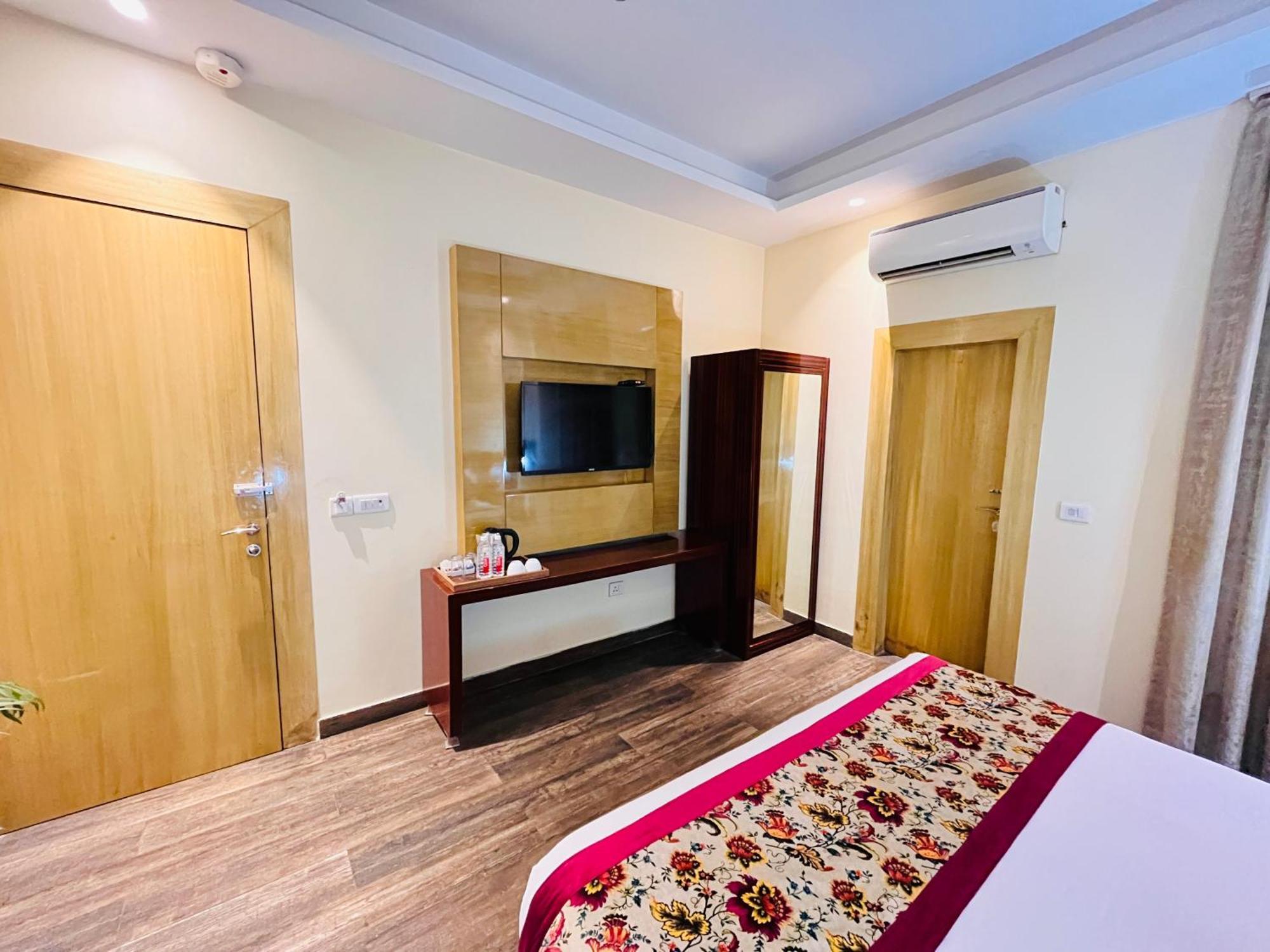 Hotel Banz Near Indira Gandhi Airport Delhi New Delhi Buitenkant foto